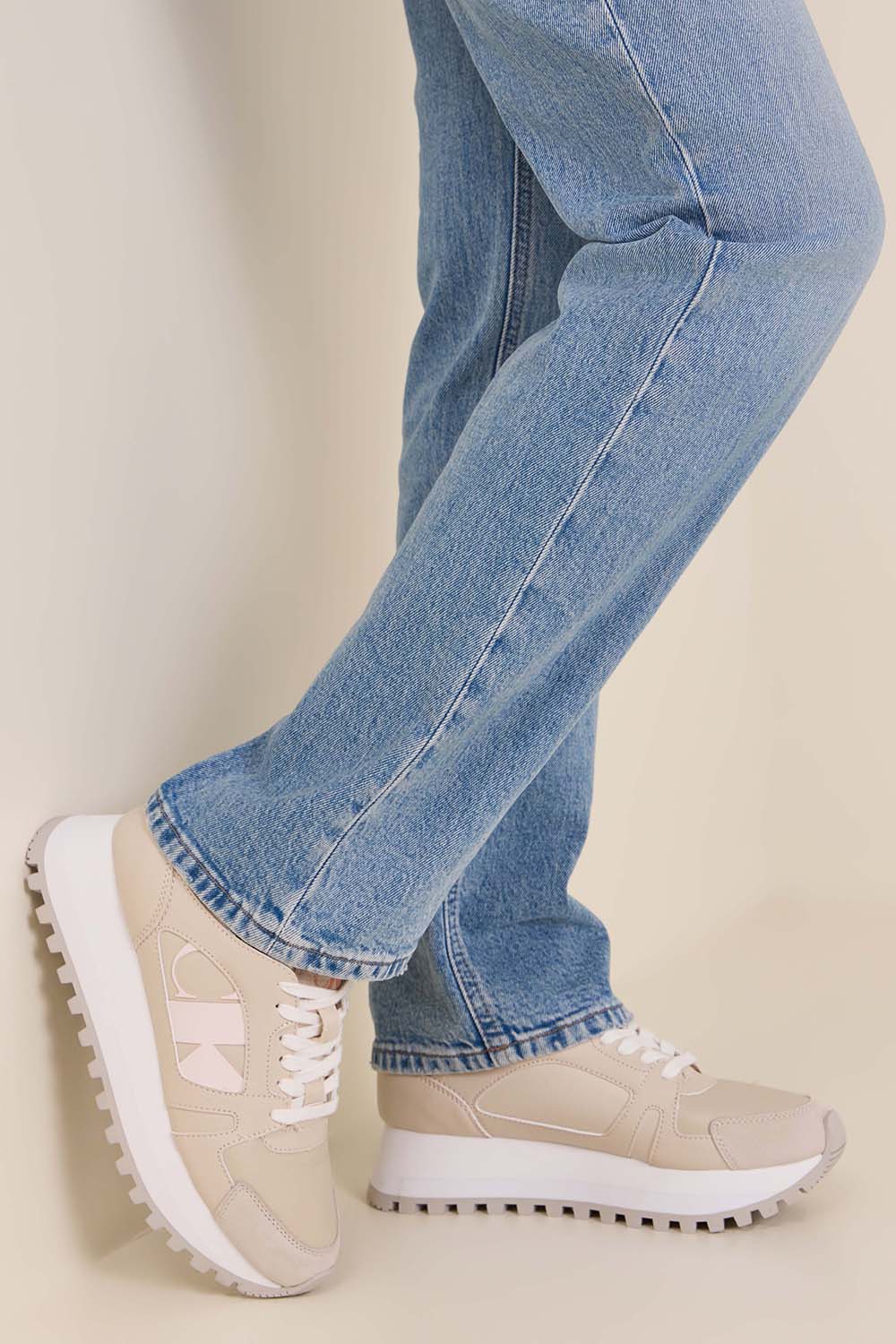 תמונת כל הלוק של נעלי סניקרס